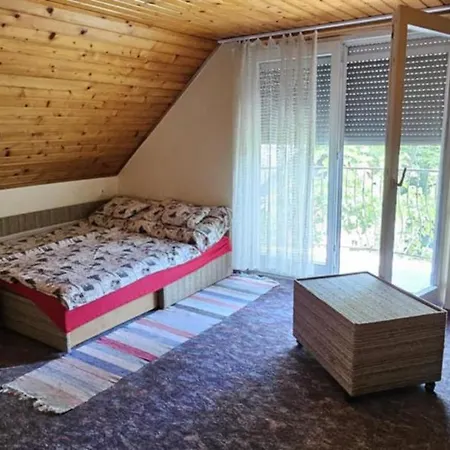 Apartment Vadrozsa Tisza-to